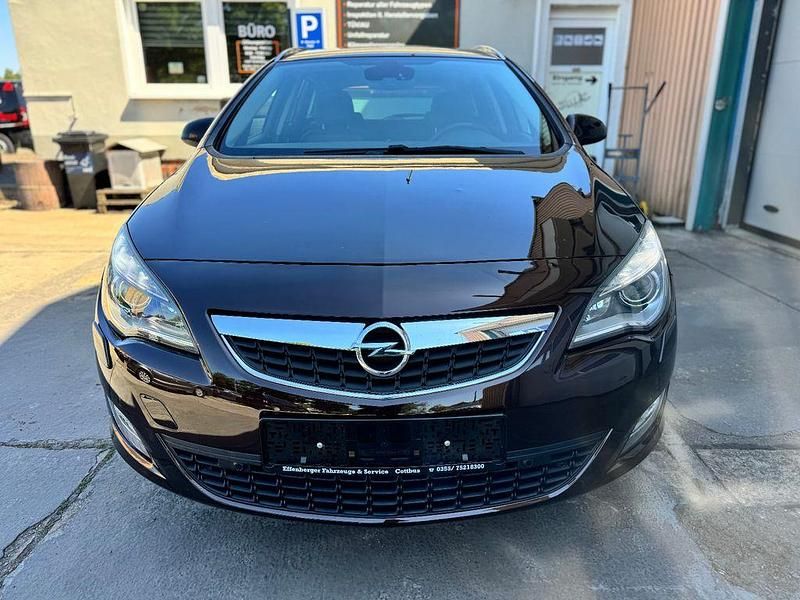 Gebraucht Opel Astra 140 PS (102 kW) 2011 Braun Kombi