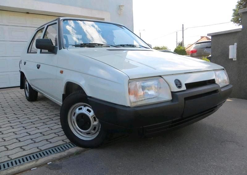 Weiß Gebraucht 2025 Skoda Favorit Kleinwagen | 5.900 € - Bild 1/4