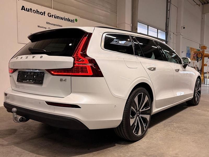 Gebraucht Volvo V60 Core 197 PS (144 kW) 2025 Weiß Kombi
