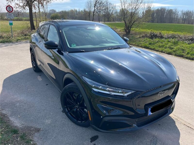 Schwarz Gebraucht 2022 Ford Mustang Mach-E SUV | 26.000 € - Bild 1/4