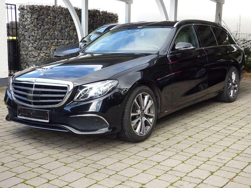 Gebraucht Mercedes E350 Avantgarde 286 PS (210 kW) 2019 Ung. schwarz  unilack Kombi