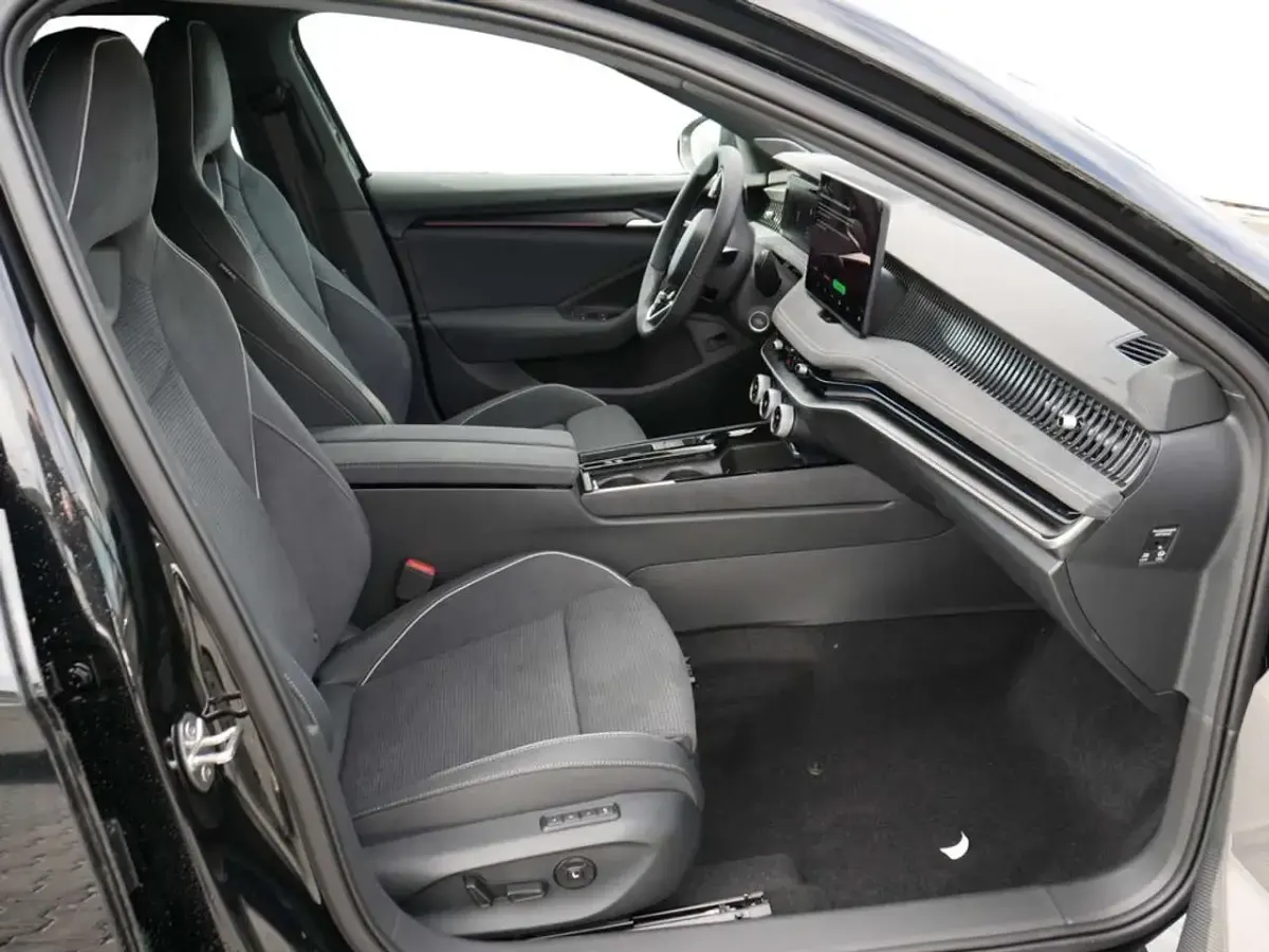 Gebraucht Skoda Superb SportLine 204 PS (150 kW) 2026 Schwarz (schwarz / ebonyschwarz) Kombi