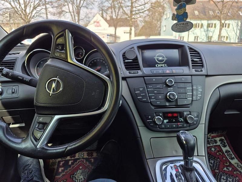 Gebraucht Opel Insignia Edition 131 PS (96 kW) 2011 Silber Limousine