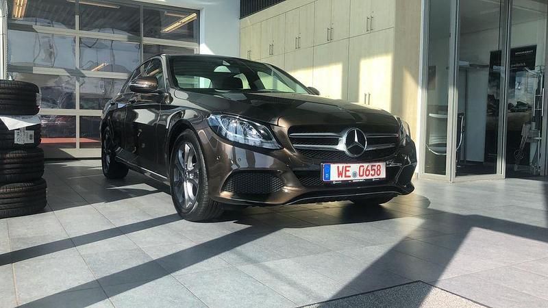 Braun Gebraucht 2017 Mercedes C220 Avantgarde Limousine | 18.900 € (Fairer Preis) - Bild 1/4