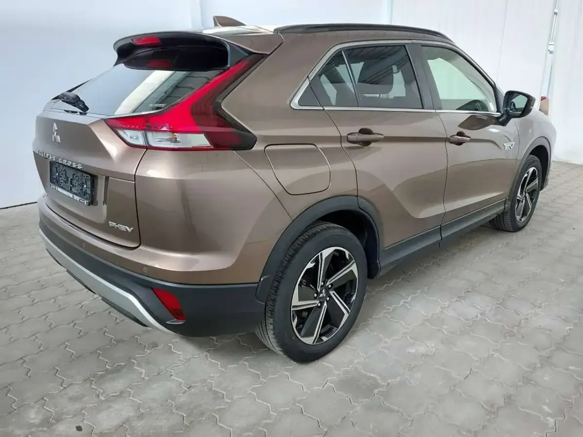 Używany Mitsubishi Eclipse Cross Plus 188 KM (138 kW) 2022 Brązowy SUV