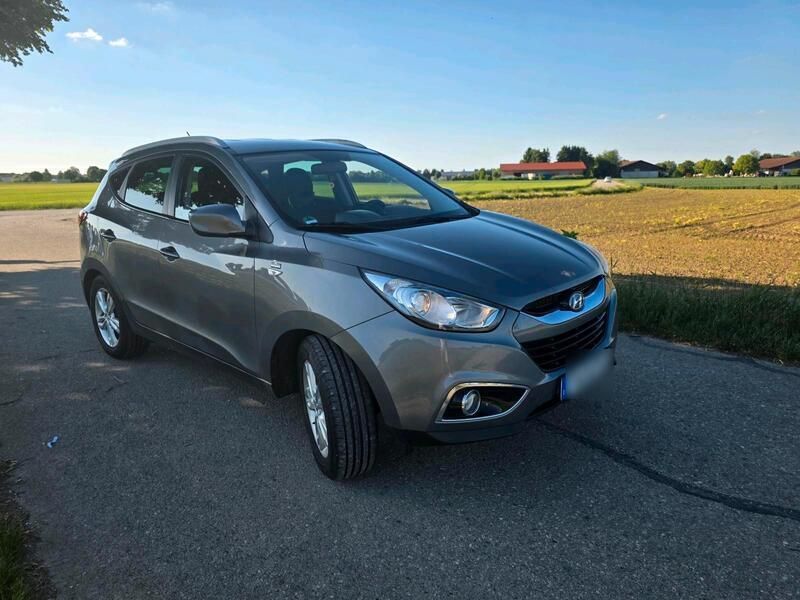 Grau Gebraucht 2011 Hyundai ix35 SUV | 6.300 € (Etwas zu teuer) - Bild 1/4