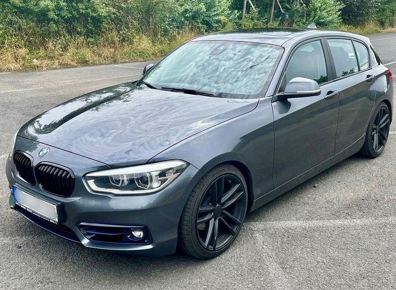 Grau Gebraucht 2019 BMW 120 Sport Line Kleinwagen | 15.490 € (Superpreis) - Bild 1/4