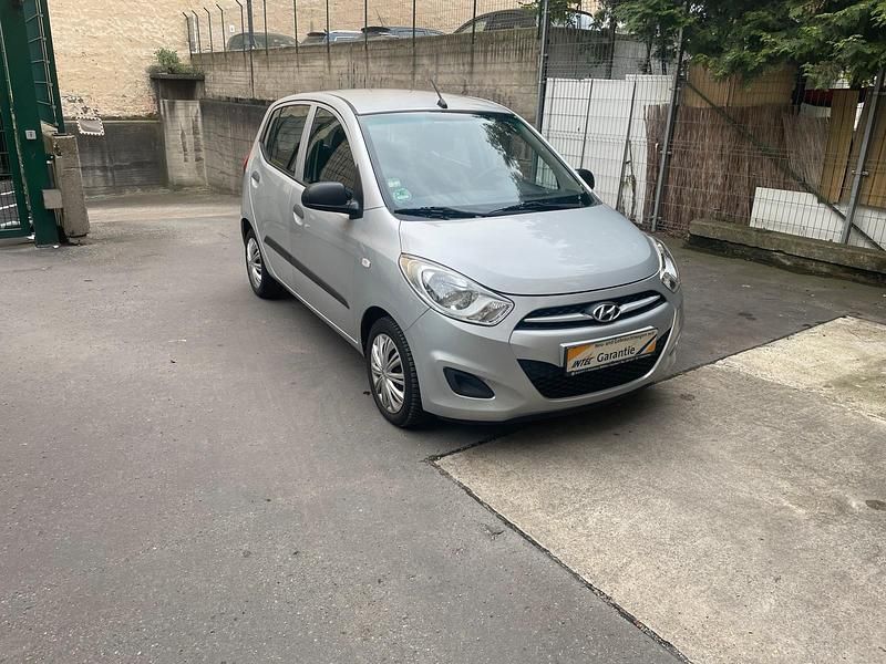 Silber Gebraucht 2013 Hyundai i10 Edition Kleinwagen | 4.500 € (Etwas zu teuer) - Bild 1/4