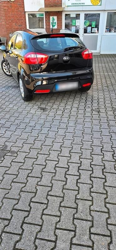 Gebraucht Kia Rio 85 PS (62 kW) 2014 Schwarz Kleinwagen