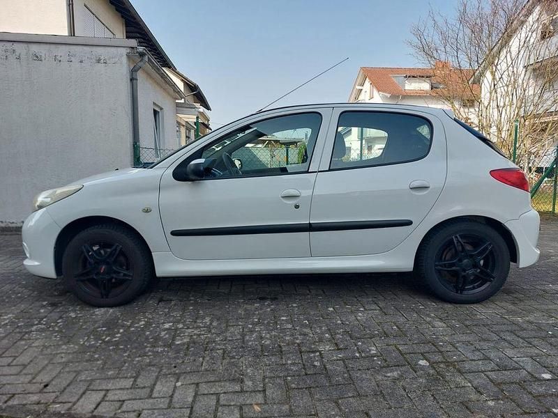 Gebraucht Peugeot 206+ 73 PS (53 kW) 2011 Weiß Kleinwagen