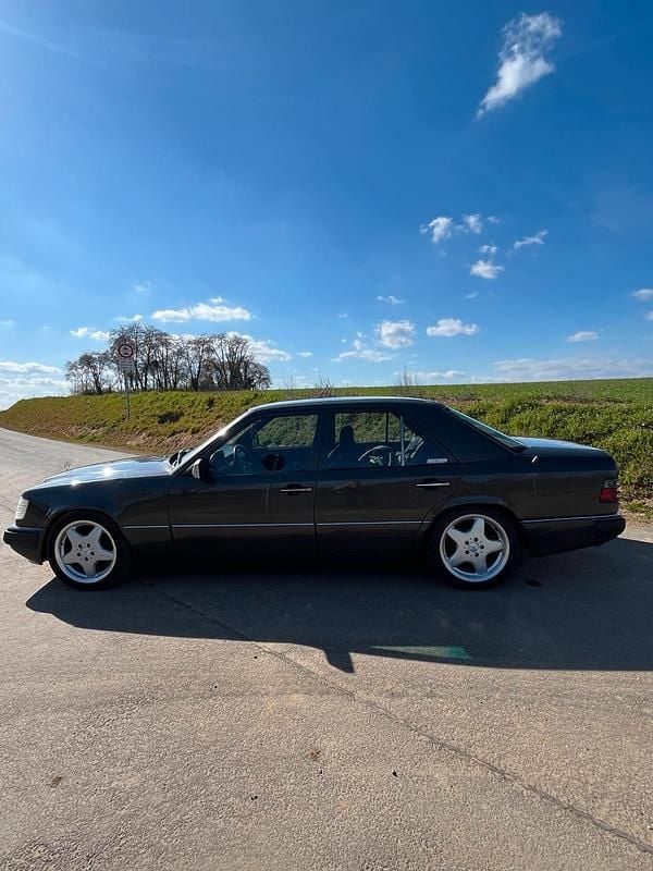 Gebraucht Mercedes E300 147 PS (108 kW) 1992 Braun Limousine