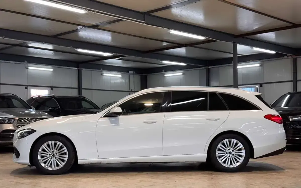 Gebraucht Mercedes C220 197 PS (144 kW) 2023 Weiß Kombi