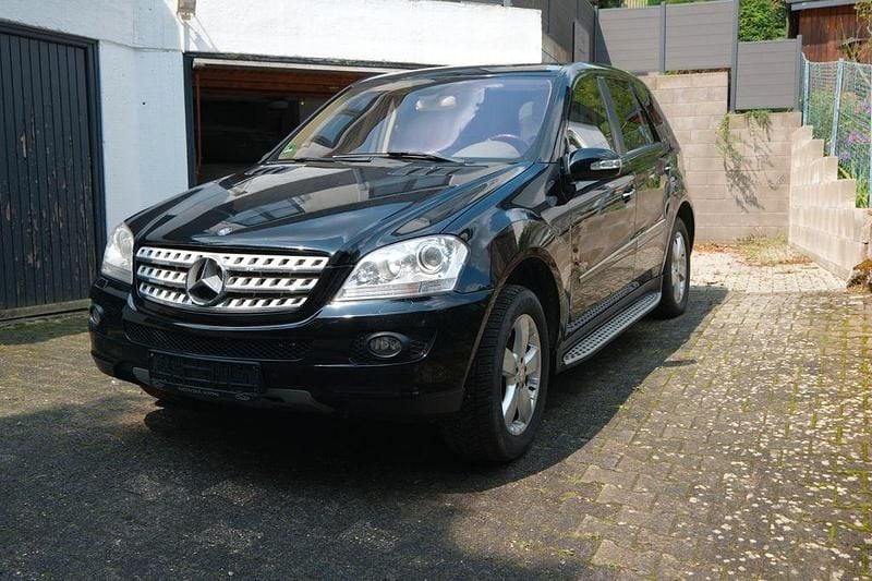 Schwarz Gebraucht 2006 Mercedes ML500 SUV | 10.900 € (Superpreis) - Bild 1/4