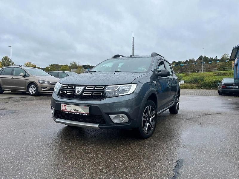 Grau Gebraucht 2019 Dacia Sandero Celebration Kleinwagen | 11.299 € (Fairer Preis) - Bild 1/4