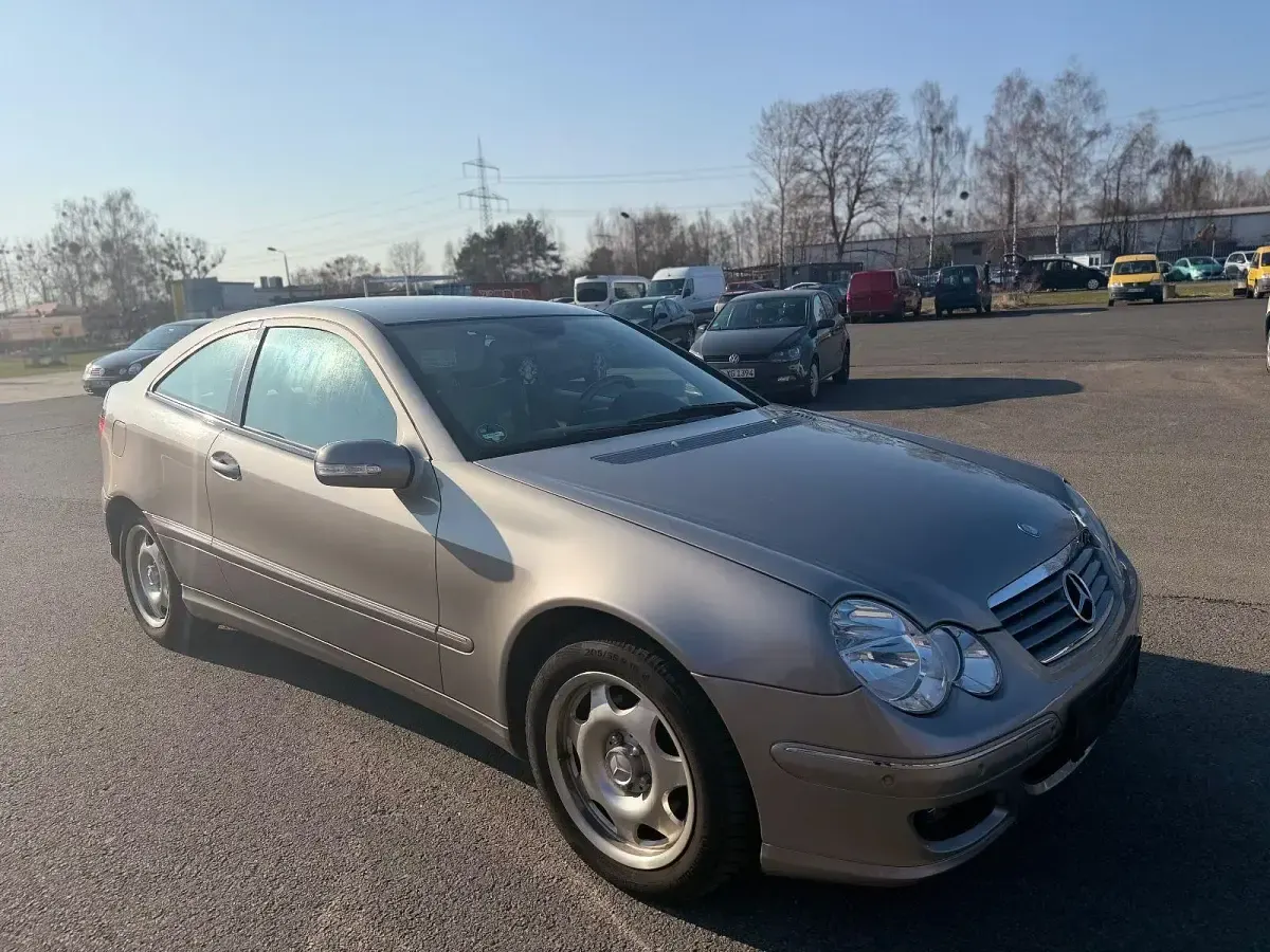 Gebraucht Mercedes C180 143 PS (105 kW) 2007 Silber Coupé