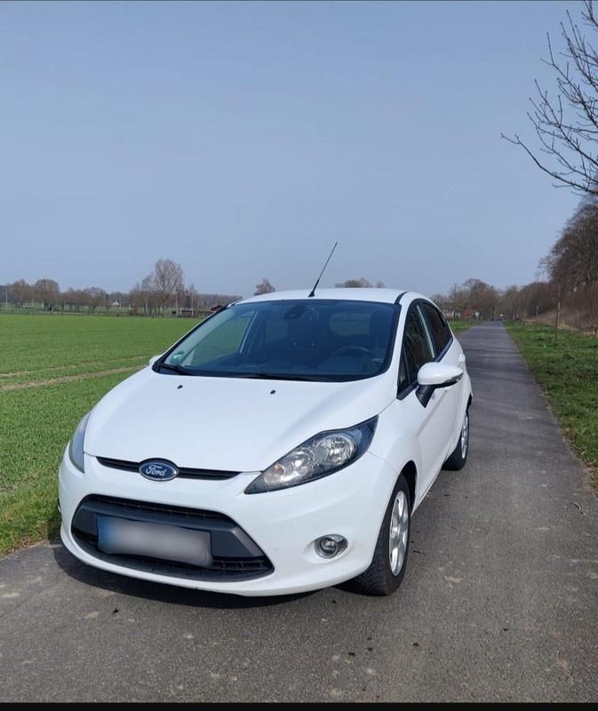 Gebraucht Ford Fiesta 95 PS (69 kW) 2011 Weiß Kleinwagen