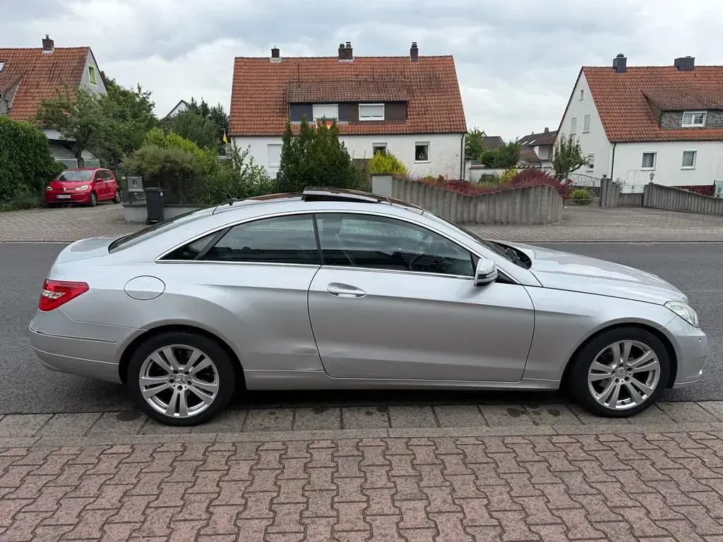 Gebraucht Mercedes E200 184 PS (135 kW) 2010 Silber Coupé