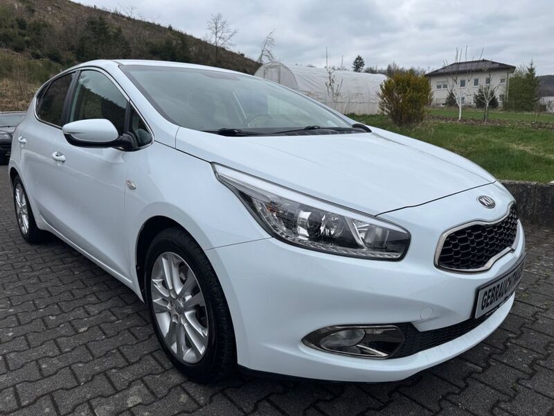 Weiß Gebraucht 2014 Kia Ceed FIFA World Cup Edition Limousine | 8.450 € (Fairer Preis) - Bild 1/4