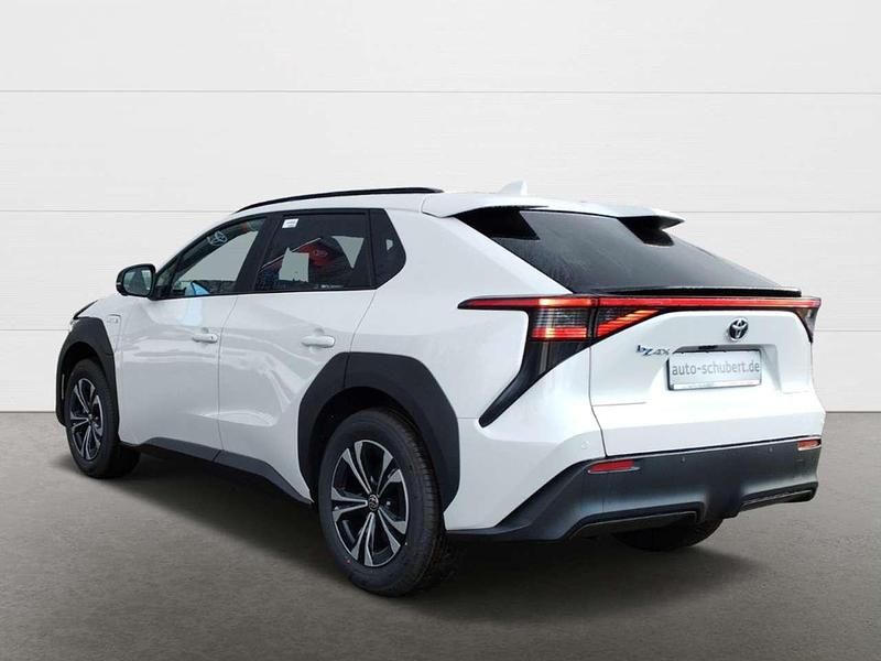 Gebraucht Toyota bZ4X Basis 150 kW (204 PS) 2023 Platinum white pearl mc. SUV