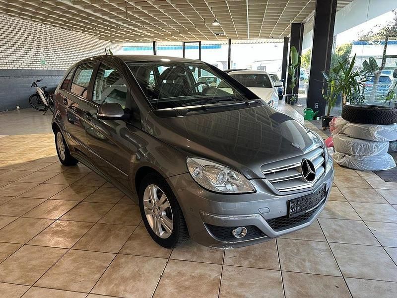 Grau Gebraucht 2011 Mercedes B180 Van / Kleinbus | 7.900 € (Fairer Preis) - Bild 1/4