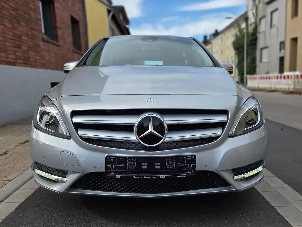 Gebraucht Mercedes B180 122 PS (89 kW) 2012 Silber Kleinwagen