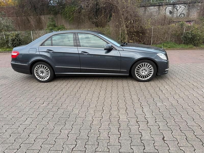Używany Mercedes E250 Avantgarde 204 KM (150 kW) 2012 Szary Sedan/Limuzyna