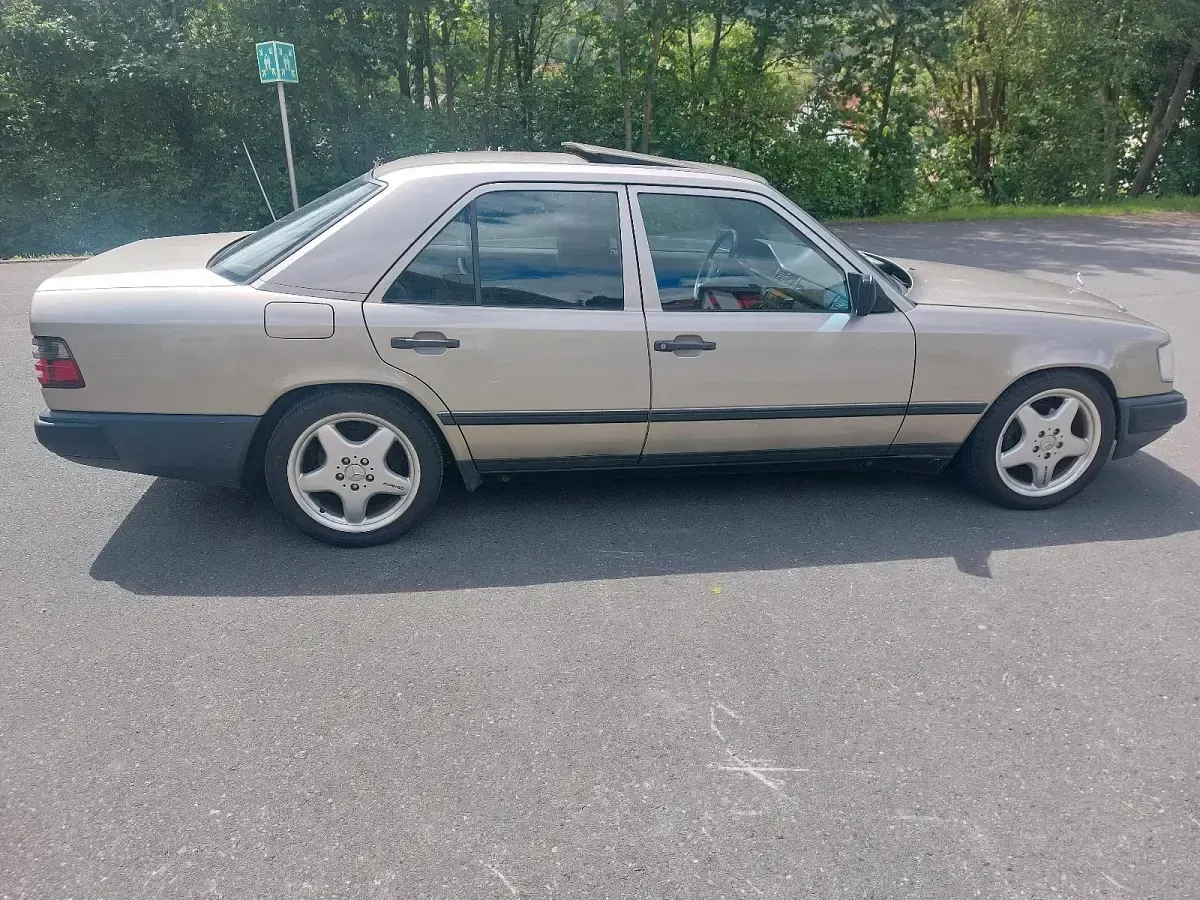 Gebraucht Mercedes E260 160 PS (117 kW) 1988 Beige Limousine