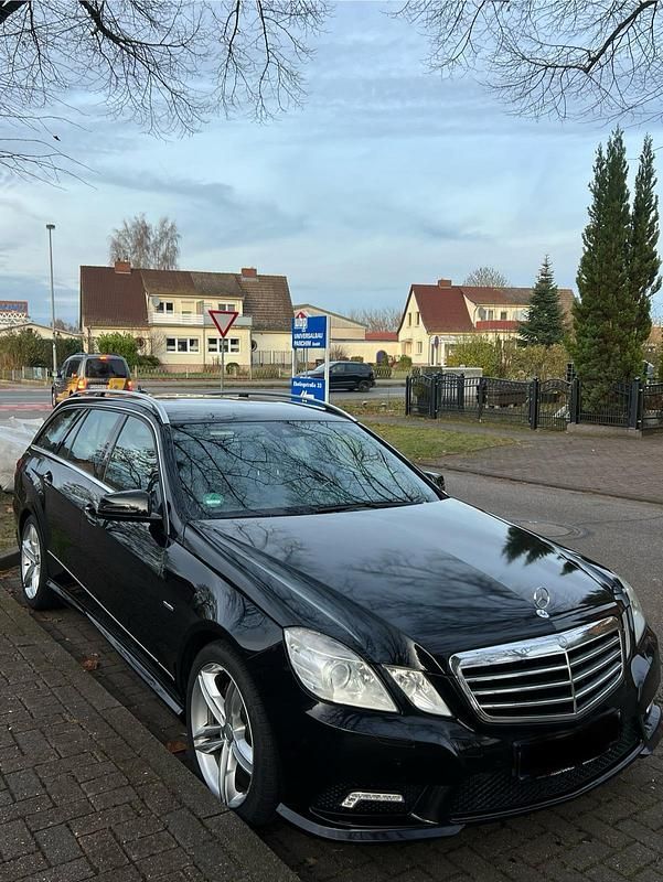 Schwarz Gebraucht 2010 Mercedes E250 Kombi | 9.000 € (Fairer Preis) - Bild 1/4