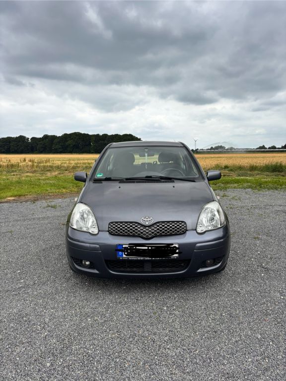 Grau Gebraucht 2005 Toyota Yaris Edition Limousine | 1.699 € (Fairer Preis) - Bild 1/4