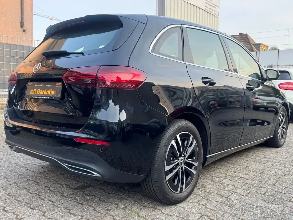 Gebraucht Mercedes B180 136 PS (100 kW) 2023 Schwarz Kleinwagen