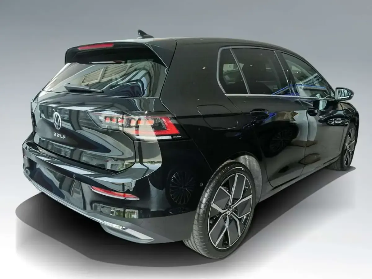 Gebraucht VW Golf VIII Style 150 PS (110 kW) 2026 Schwarz Limousine