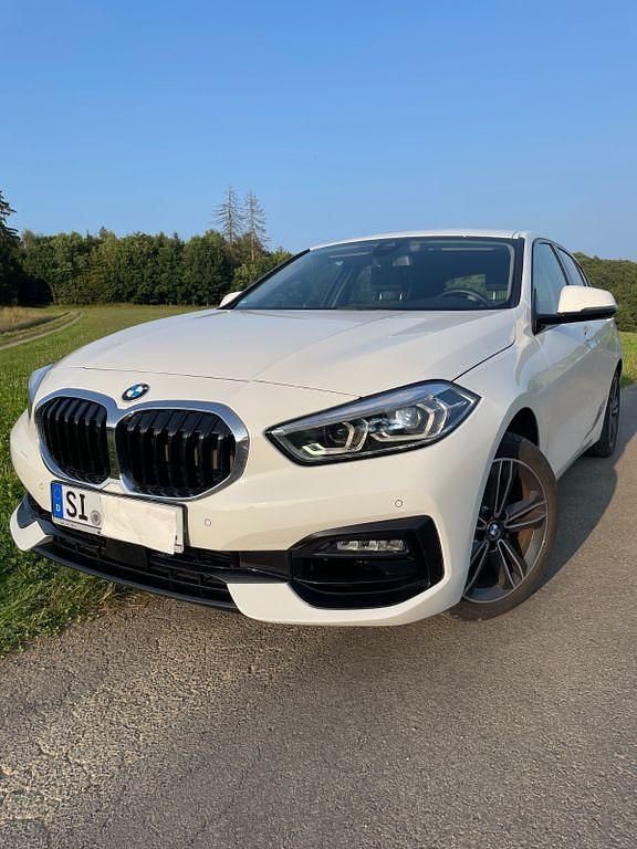 Weiß Gebraucht 2020 BMW 118 Sport Line Kleinwagen | 18.800 € (Fairer Preis) - Bild 1/4