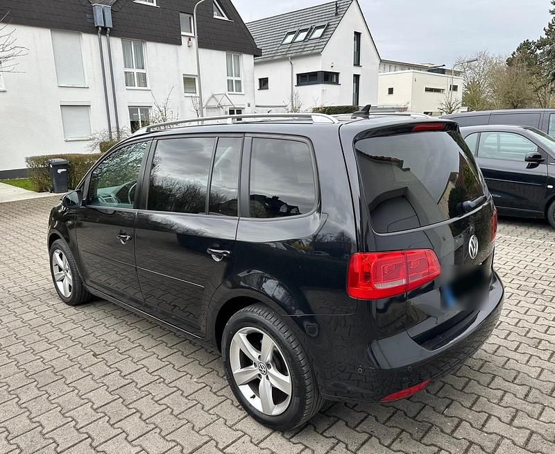 Gebraucht VW Touran Life 140 PS (102 kW) 2013 Schwarz Van / Kleinbus