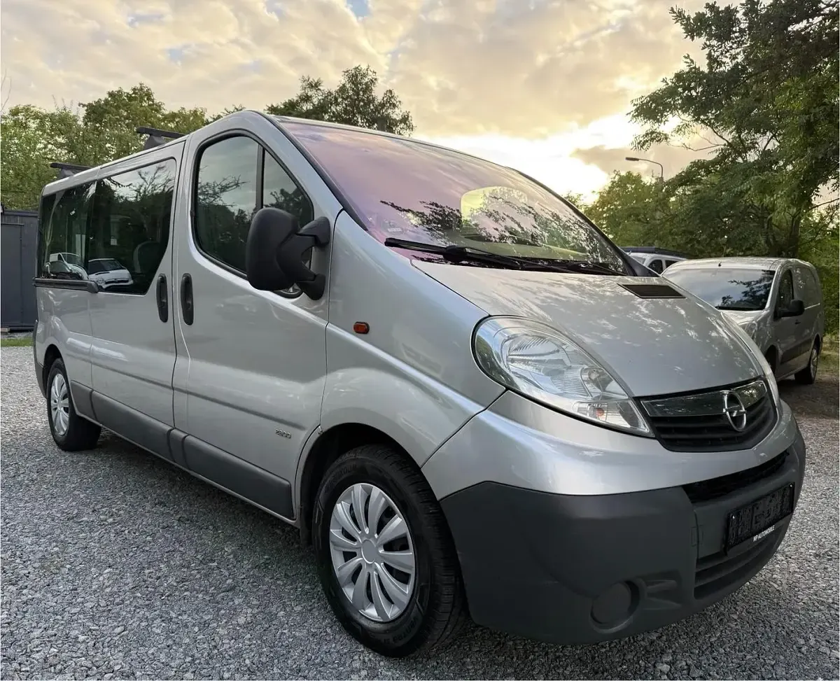 Gebraucht Opel Vivaro 114 PS (83 kW) 2012 Silber Van / Kleinbus