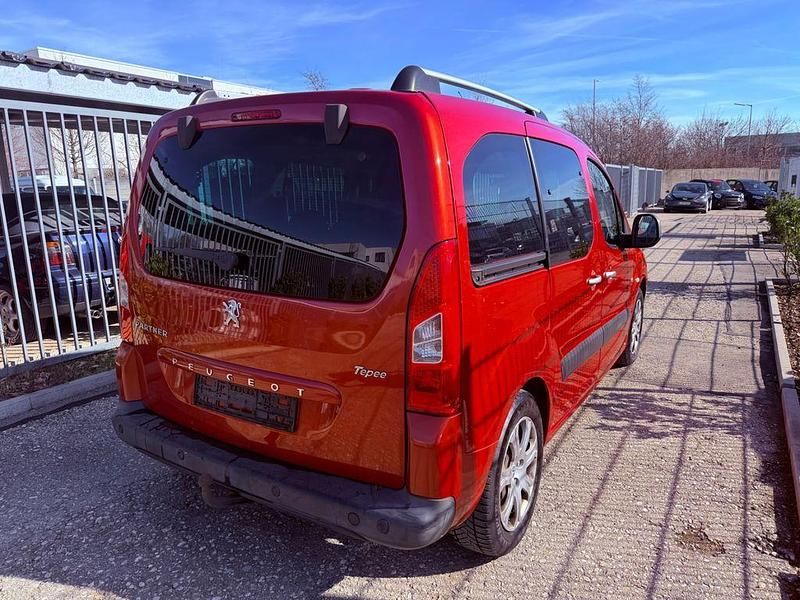 Gebraucht Peugeot Partner Tepee Family 111 PS (81 kW) 2011 Rot Van / Kleinbus
