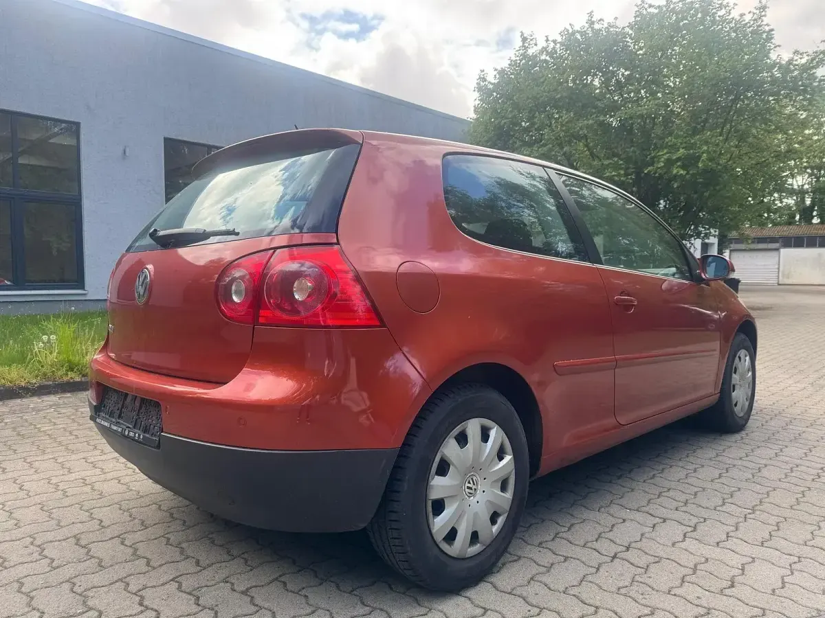 Używany VW Golf Goal 80 KM (58 kW) 2006 Pomarańczowy Coupe