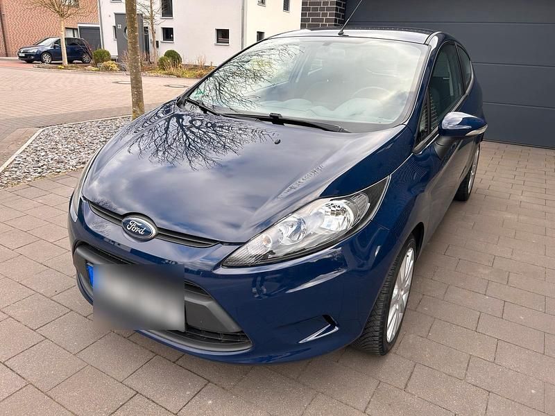 Blau Gebraucht 2010 Ford Fiesta Kleinwagen | 4.190 € - Bild 1/4