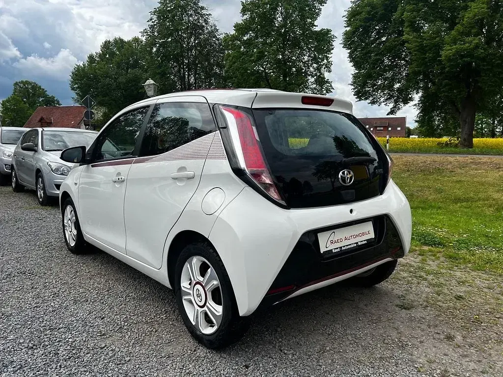Używany Toyota Aygo 69 KM (50 kW) 2017 Biały Hatchback
