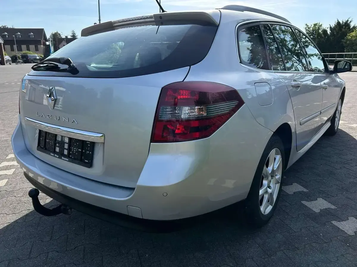 Gebraucht Renault Laguna GrandTour Dynamique 140 PS (102 kW) 2009 Silber metallic Kombi