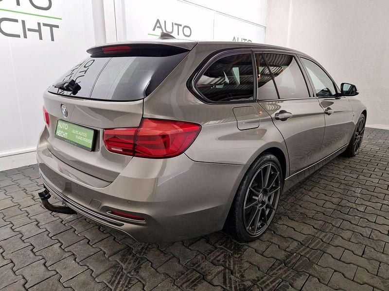 Gebraucht BMW 330 Sport Line 252 PS (185 kW) 2017 Platinsilber Kombi