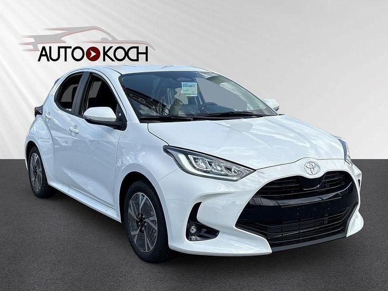 Weiß Neu 2025 Toyota Yaris Hybrid Business Edition Limousine | 22.390 € (Superpreis) - Bild 1/4