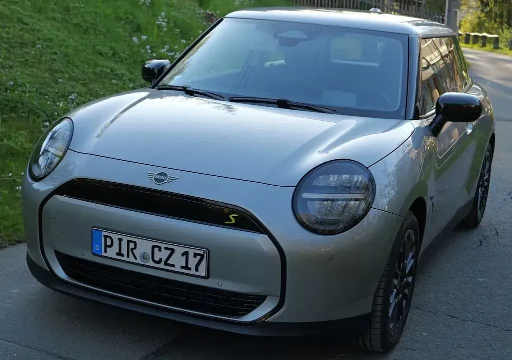 Gebraucht Mini Cooper SE Essential 160 kW (218 PS) 2025 Silber Kleinwagen