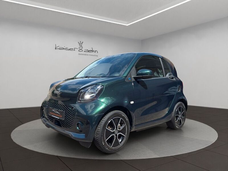 Grün Gebraucht 2021 Smart ForTwo Electric Drive Passion Coupé | 11.453 € (Fairer Preis) - Bild 1/4