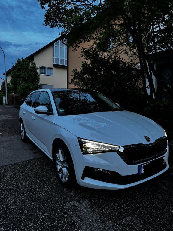 Weiß Gebraucht 2020 Skoda Scala Style Kleinwagen | 21.800 € (Etwas zu teuer) - Bild 1/4