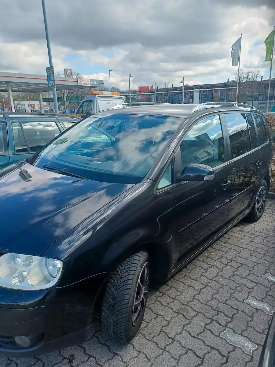 Gebraucht VW Touran 115 PS (84 kW) 2026 Schwarz Van / Kleinbus