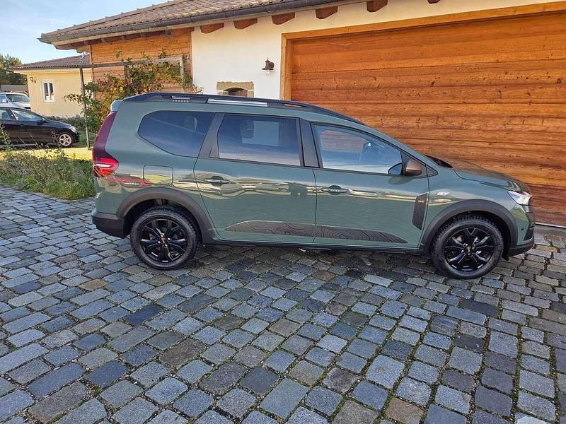 Staubgrau Gebraucht 2024 Dacia Jogger Extreme Van / Kleinbus | 19.990 € (Fairer Preis) - Bild 1/4