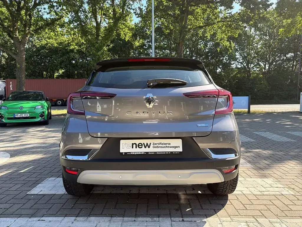 Gebraucht Renault Captur Intens 158 PS (116 kW) 2021 Stahlgrau mit dach in blackp SUV