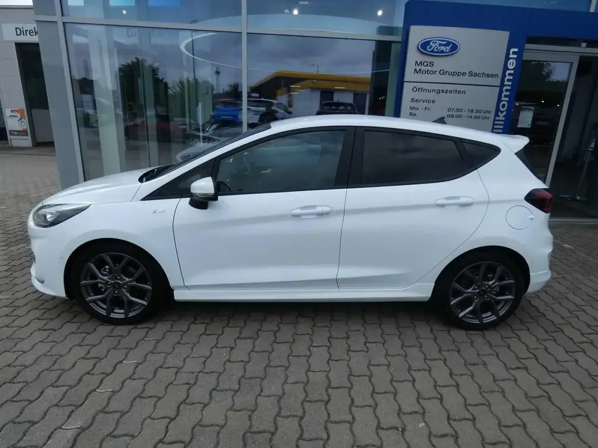 Gebraucht Ford Fiesta ST-Line X 125 PS (91 kW) 2023 Weiß (frozen white) Kleinwagen