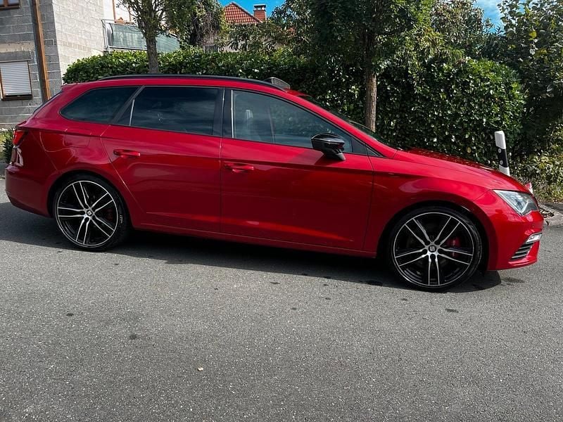 Używany Seat Leon 4Drive 300 KM (220 kW) 2017 Czerwony Sedan/Limuzyna