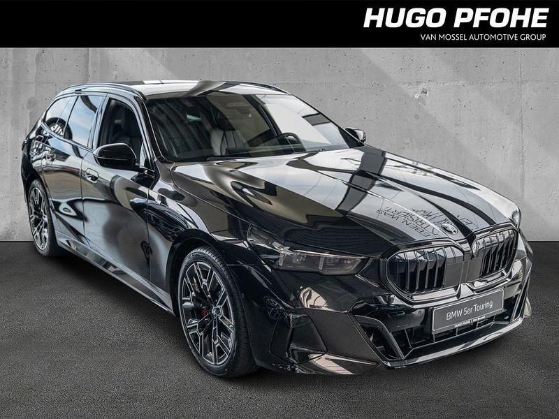 Saphirschwarz metallic Gebraucht 2025 BMW 520 M Sport Kombi | 66.989 € - Bild 1/4